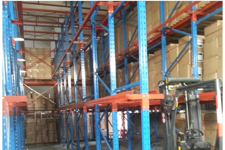 Dispositivo regolabile per il sistema di scaffalatura per pallet, sistemi di stoccaggio di scaffalatura per pallet per lo stoccaggio a freddo