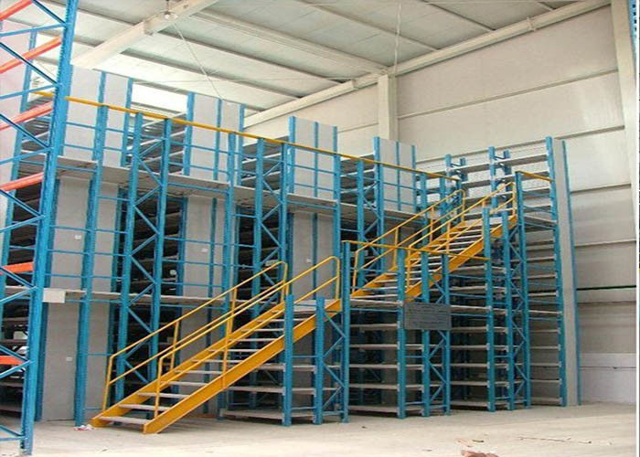 Mezzanino con portapaletti, magazzino in acciaio, pavimenti per lo stoccaggio