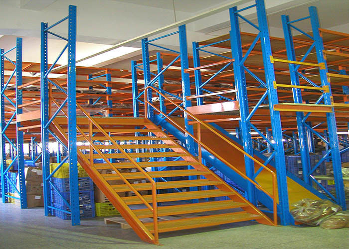 Scaffalature per magazzini industriali a più livelli