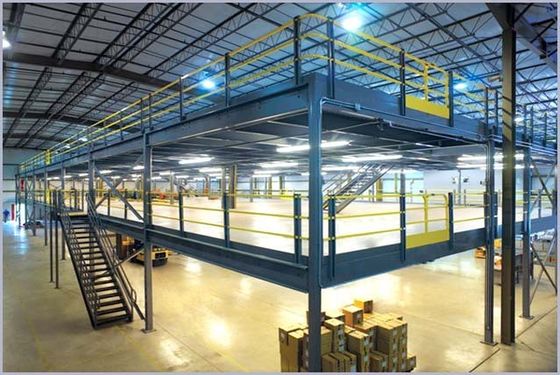 Mezzanino con porta pallet a più livelli, struttura in acciaio, pavimento a mezzanino