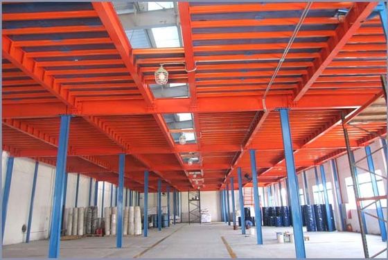Mezzanino con porta pallet a più livelli, struttura in acciaio, pavimento a mezzanino