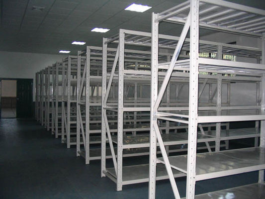 Sistema di scaffalatura per magazzini industriali a media capacità rivestito con polvere
