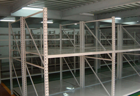 Sistema di scaffalatura per magazzini industriali a media capacità rivestito con polvere