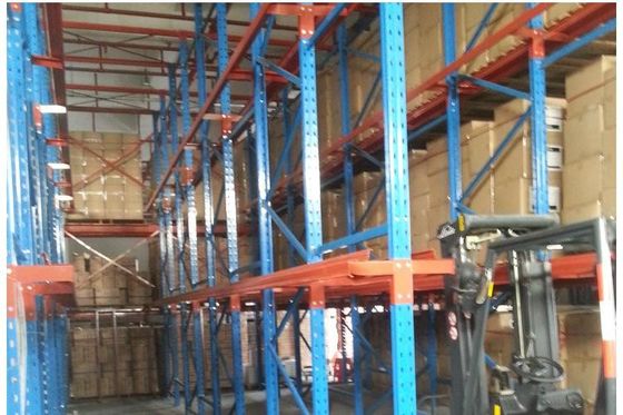 Dispositivo regolabile per il sistema di scaffalatura per pallet, sistemi di stoccaggio di scaffalatura per pallet per lo stoccaggio a freddo