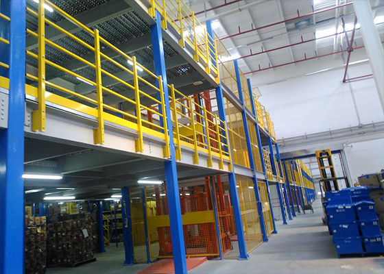 Mezzanino con porta pallet a più livelli, struttura in acciaio, pavimento a mezzanino