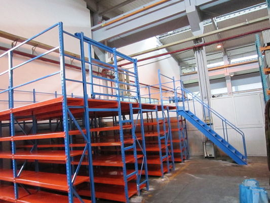 Assemblare pavimenti industriali a mezzanine, mezzanine a supporto pallet