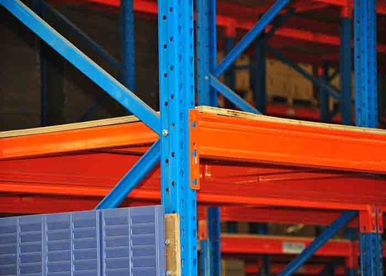 Q235B Reggi di stoccaggio pesanti per magazzini in acciaio con cartone compensato