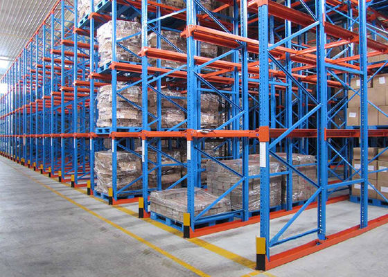 Centro logistico Sistema di trazione in acciaio industriale per i pallet per magazzini