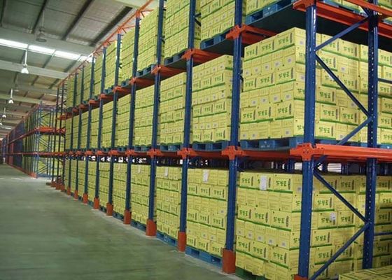 Centro logistico Sistema di trazione in acciaio industriale per i pallet per magazzini