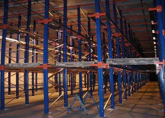 Dispositivo a doppio ingresso nelle scaffalature industriali per il deposito di pallet ad alta densità