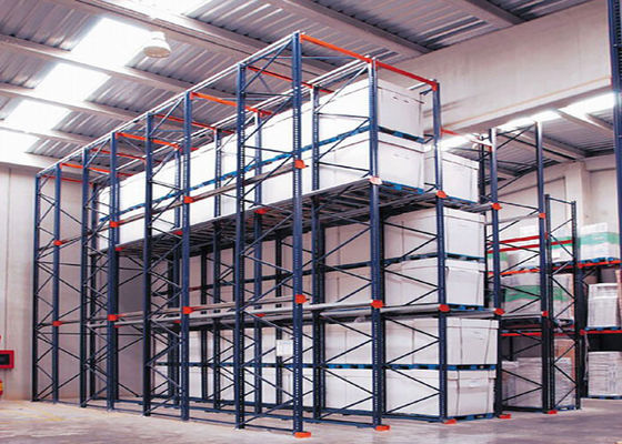 Dispositivo a doppio ingresso nelle scaffalature industriali per il deposito di pallet ad alta densità
