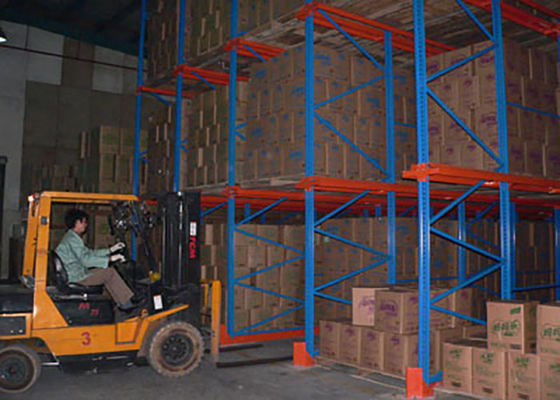 Scaffalature ad alta densità Drive In con guide per pallet per un funzionamento sicuro dei carrelli elevatori nei centri logistici