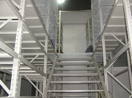 Assemblare pavimenti industriali a mezzanine, mezzanine a supporto pallet