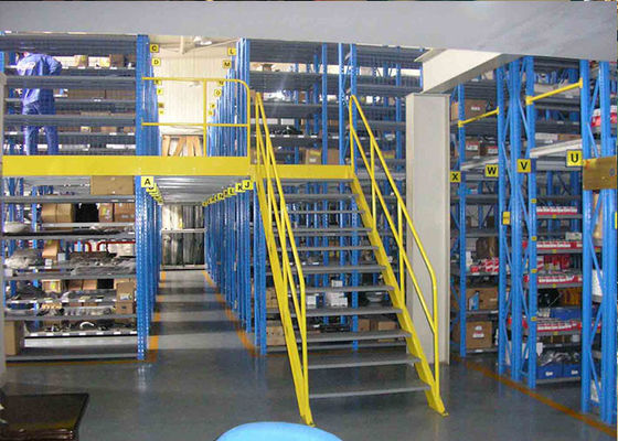 Scaffalature per magazzini industriali a più livelli