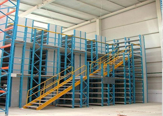 Mezzanino con portapaletti, magazzino in acciaio, pavimenti per lo stoccaggio