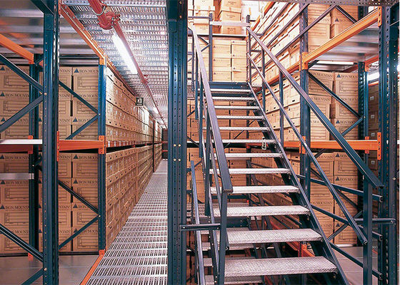 Sistemi di stoccaggio di mezzanine in acciaio industriale a più livelli a scaffale