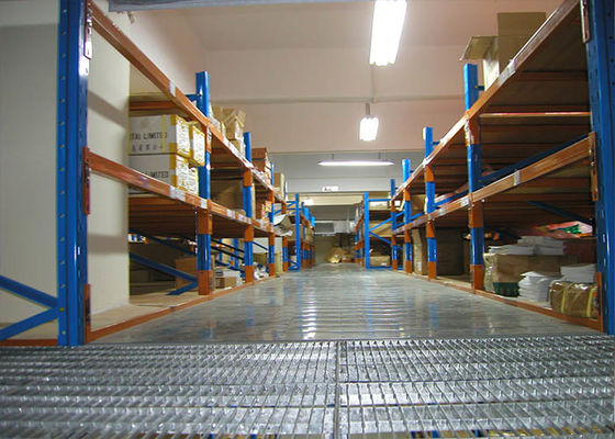 Scaffalature per magazzini industriali a più livelli