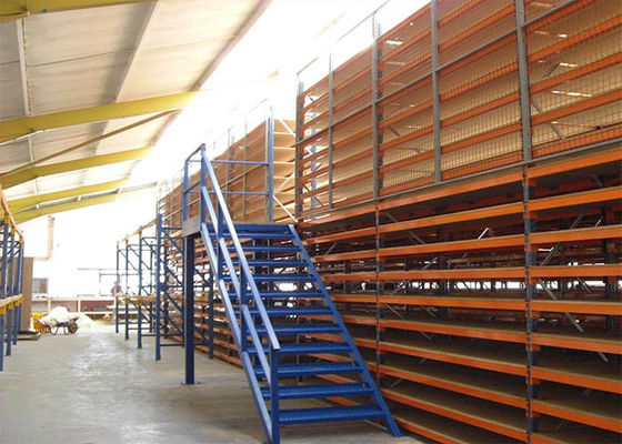 Mezzanino con scaffalatura industriale a più livelli e protezione per maglie di filo