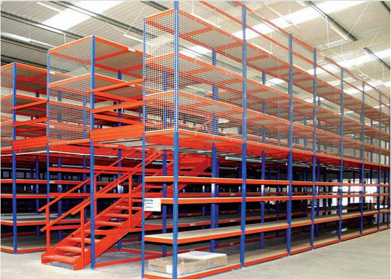 Mezzanino con scaffalatura industriale a più livelli e protezione per maglie di filo