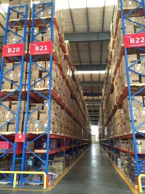 Organizzazione di magazzini pesanti con scaffalatura di stoccaggio pesante
