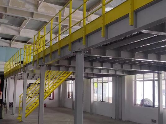 Idee per pavimenti industriali a mezzanine modulari massimizzano spazio e produttività