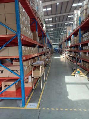 Protezione dalla corrosione Finish Industrial Metal Storage Racks per soluzioni di stoccaggio versatili